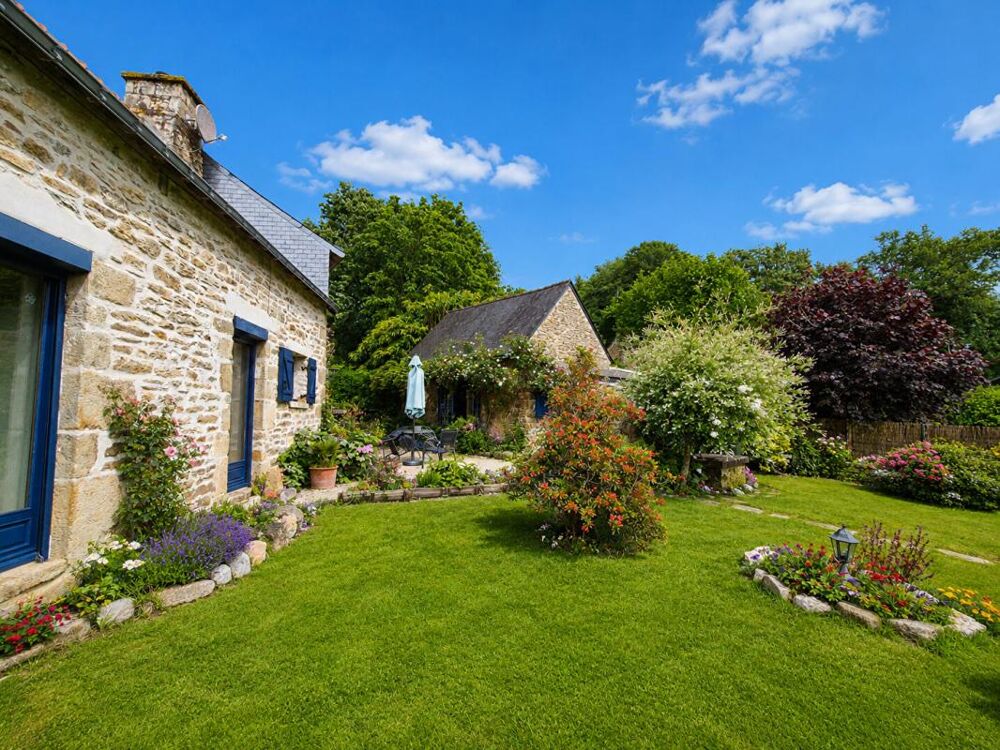 Belle maison en pierres de 1901 avec de nombreuses dépendances -134 m² habitables + 236 m2 aménageables supplémentaires - Terr