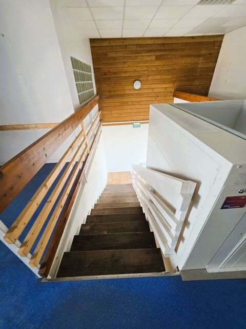   A LOUER à DOLUS D'OLERON en emplacement N°1+, Locaux d'activité de 155m² avec 3 bureaux, 1 salle de réunion, etc 