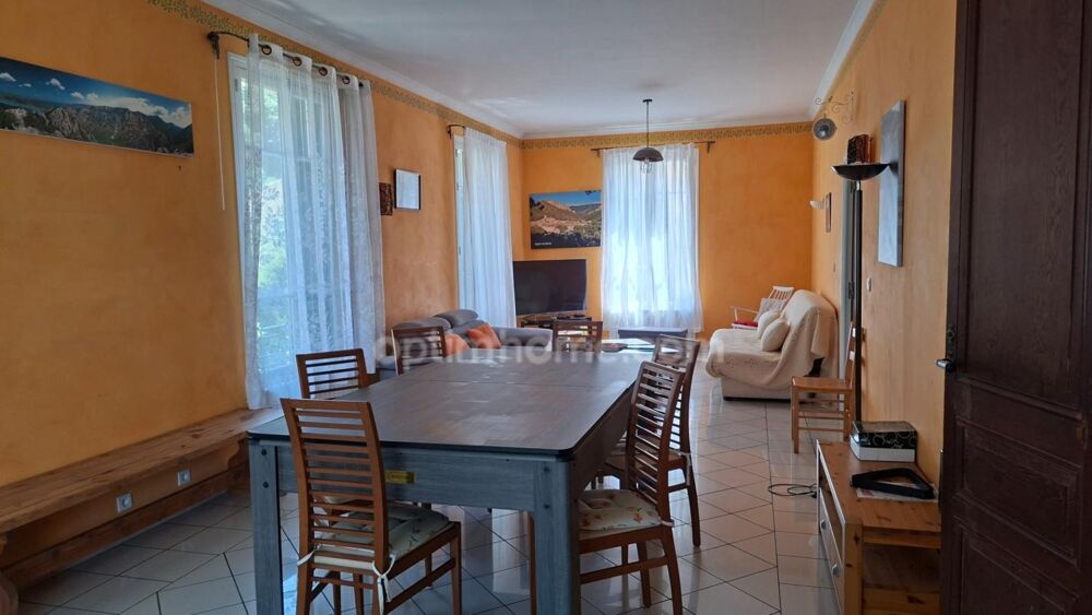 A vendre à Digne-les-Bains  Demeure de caractère des années 30  240 m²  2 logements  Piscine  Garage