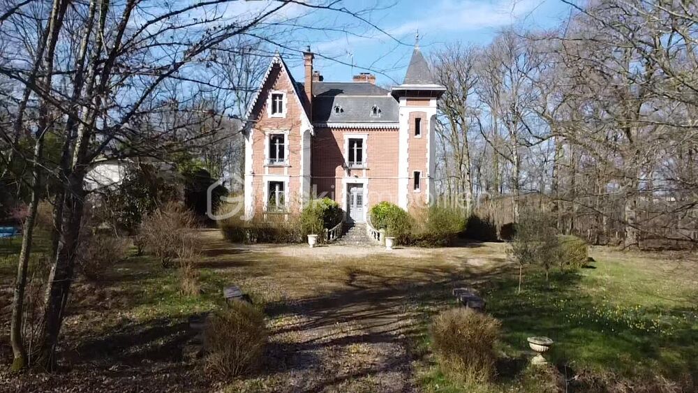 Demeure dexception en pleine nature  8 hectares de bois privés