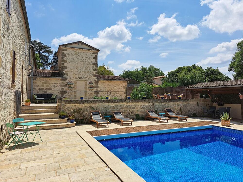 Ancienne grange rénovée avec gîte, grande piscine et vue panoramique