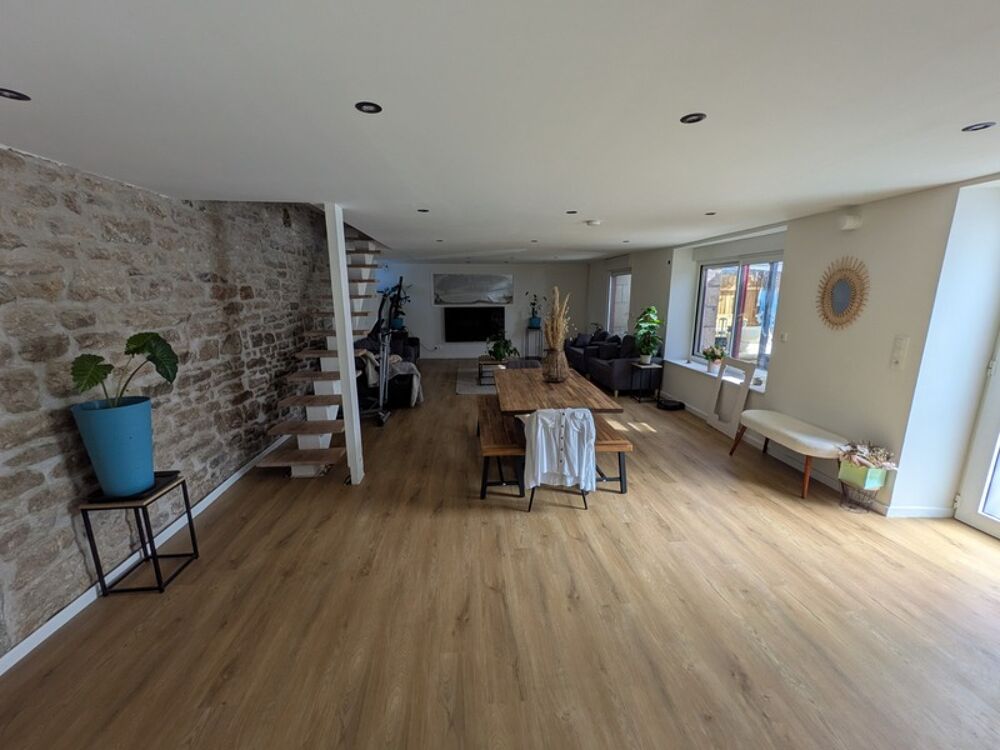 Séglien en campagne longère en pierre rénovée avec vie de plain pied de 243m², garage, atelier et dépendance parcelle de 7125m²