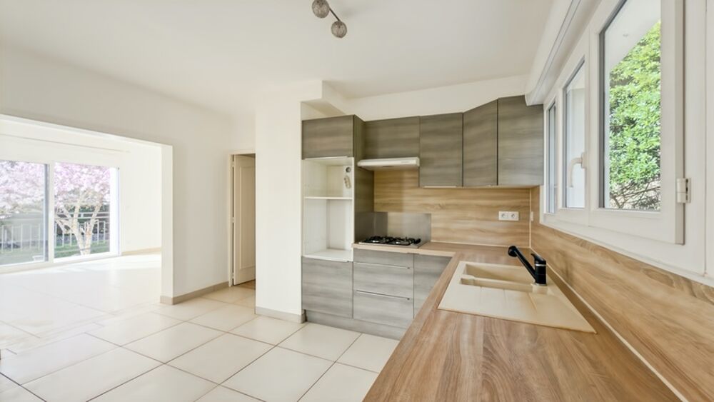 Maison entièrement rénovée à vendre 4 pièces de 85m2 avec 3 chambres et garage 60 m2 sur 833 m2 de terrain à CREYSSE (24)
