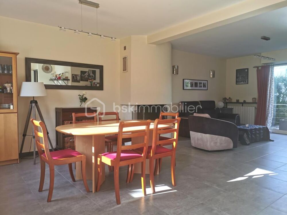 Maison familiale 5 chambres  Sous-sol total  Beau jardin  Proche commodités