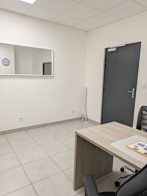 Dpt Is&egrave;re (38), &agrave; louer BOURGOIN JALLIEU bureau 15 m&sup2; 416 38300 Bourgoin jallieu