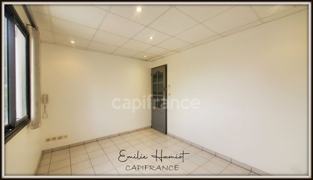   Local professionnel 11.20m² - Lamentin Place d'Armes Le lamentin