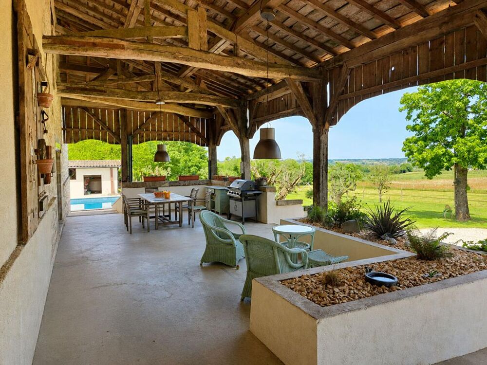 Ancienne grange rénovée avec gîte, grande piscine et vue panoramique