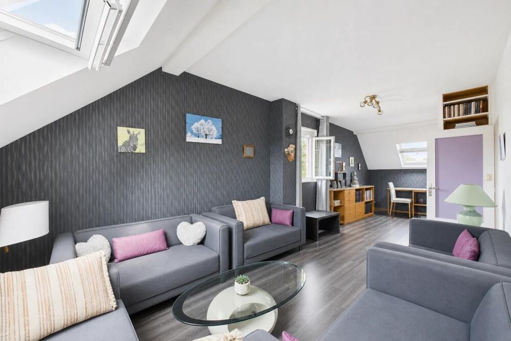 Maison familiale avec piscine couverte et grands volumes à Montf
