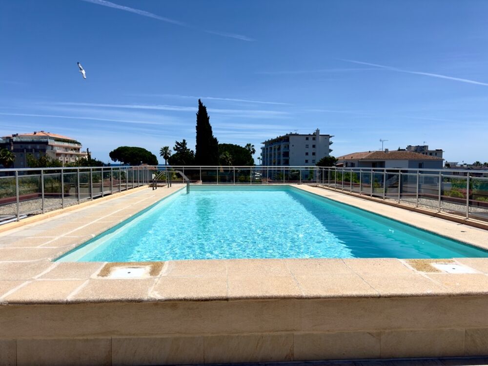 GOLFE-JUAN CENTRE  STUDIO MEUBLÉ AVEC PARKING PRIVATIF ET PISCINE