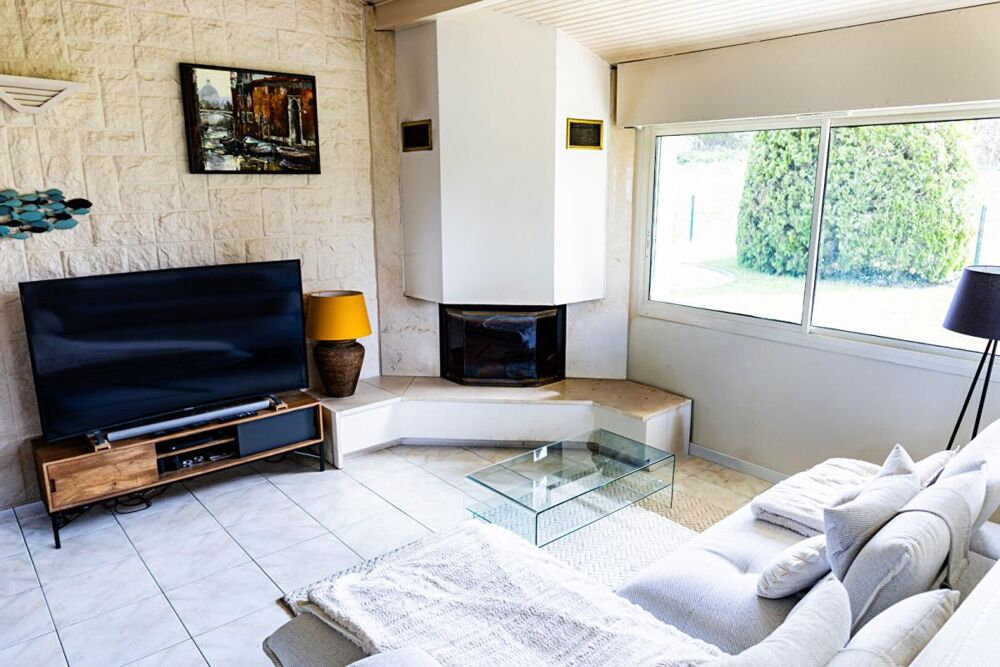 Maison Contemporaine, belle piscine, grande terrasse et double garage