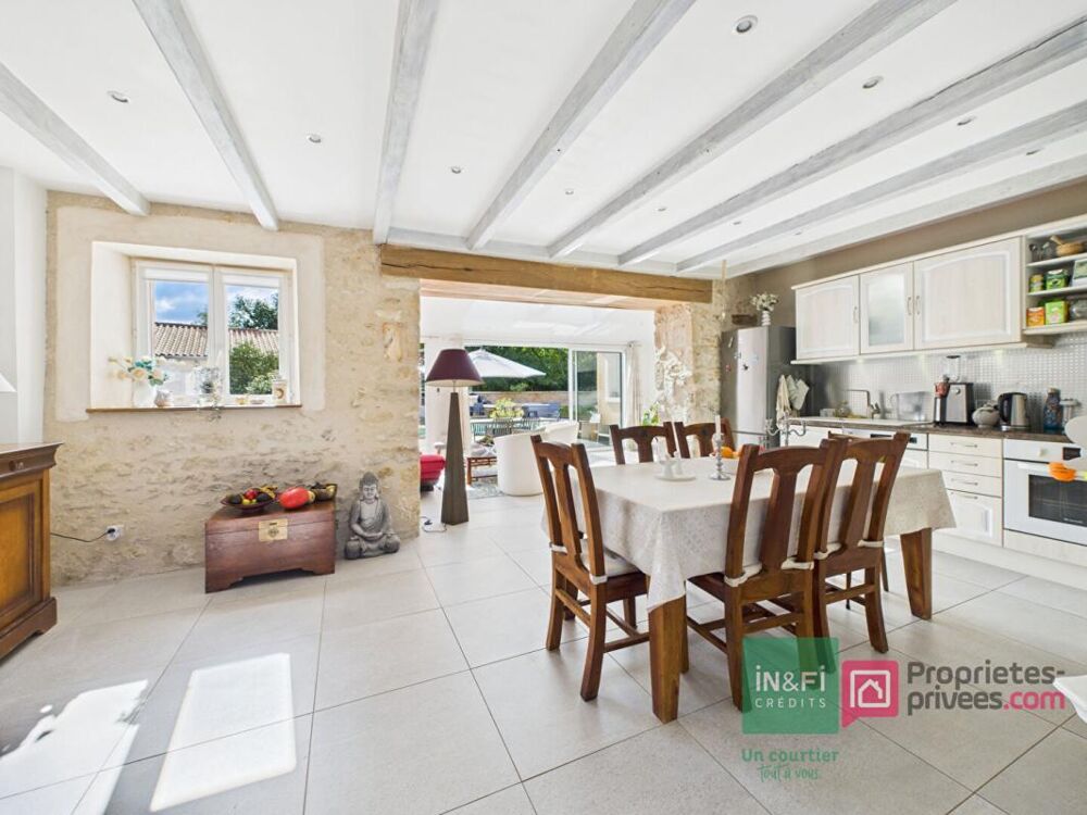 Maison de 220 m2 à Gizay avec deux logements indépendants, 5 chambres, jardin, piscine