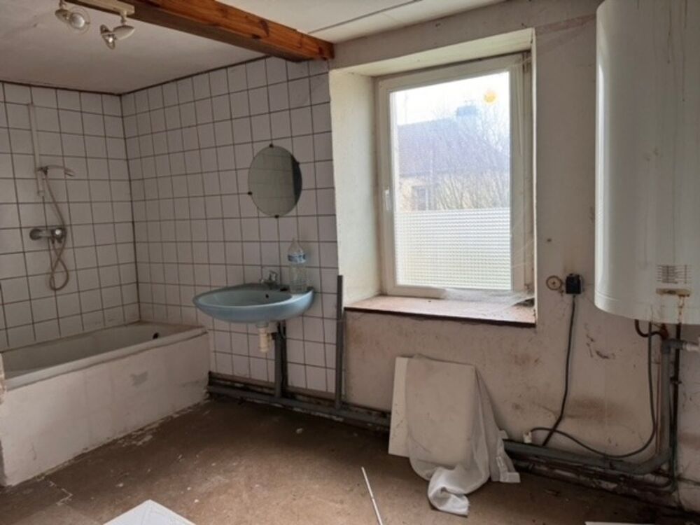 A vendre en exclusivité, proche de la Belgique et du Luxembourg, une maison de village à rénover de 67 m² habitables ! Située d