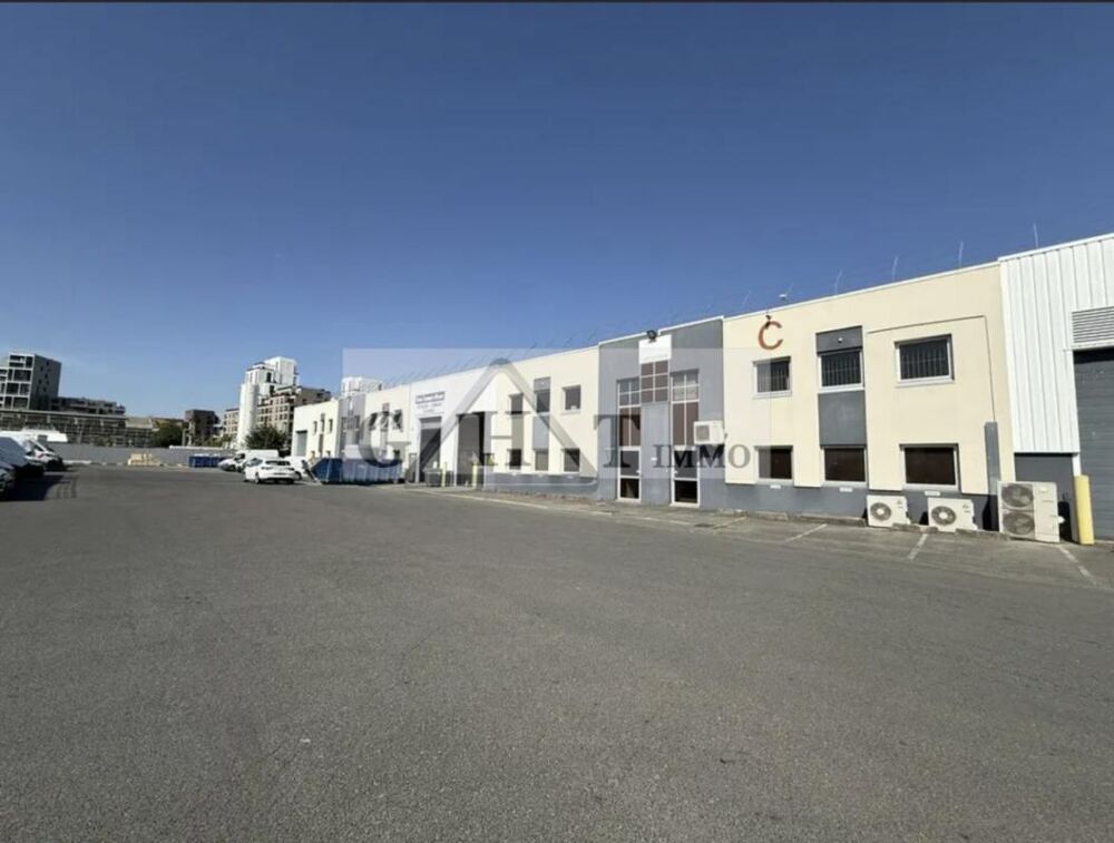   À LOUER – Entrepôt avec bureaux – Gennevilliers 