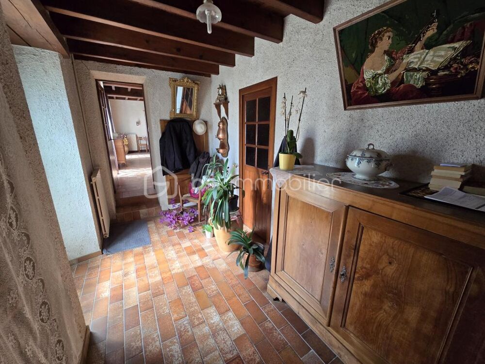 ? Ensemble immobilier avec 2 maisons,337 m2, dépendances et 4720 m² de terrain  Neuvy-Bouin