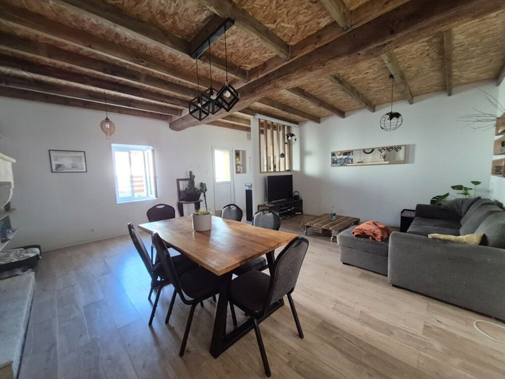 Maison rénovée à vendre à Bords  Calme, dépendances et beau potentiel