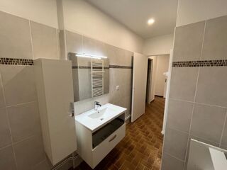  Appartement à louer 4 pièces 128 m²