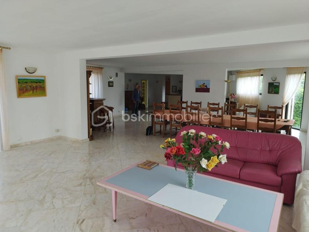 belle demeure de 420 m² sur grand terrain avec piscine