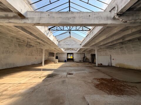   Dpt Rhône (69), à vendre TASSIN LA DEMI LUNE- MURS Local commercial de 800m2 environ dont 630m2 en RDC à l'horloge 