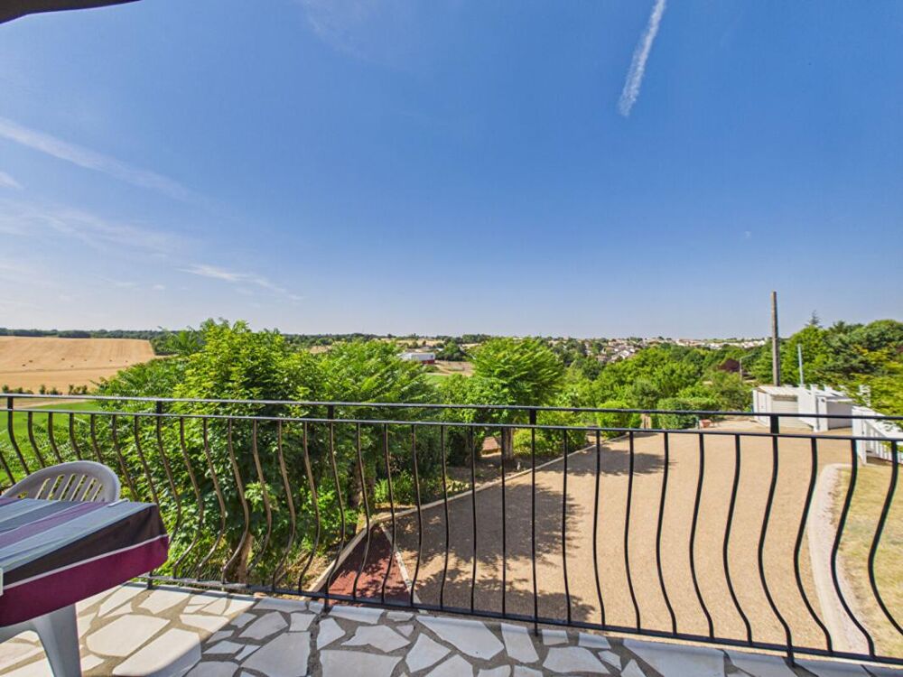 Maison de 105 m2 au coeur de Montamisé , 3 chambres, jardin, garage , grand sous sol