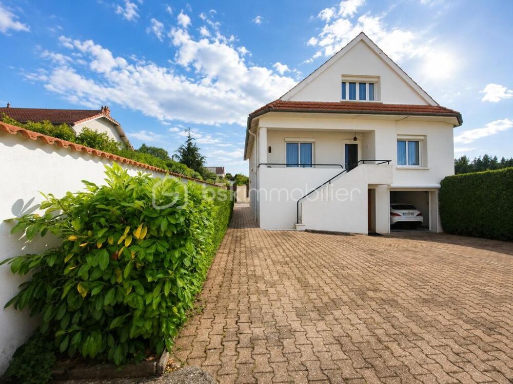Maison familiale avec sous-sol complet et jardin clos