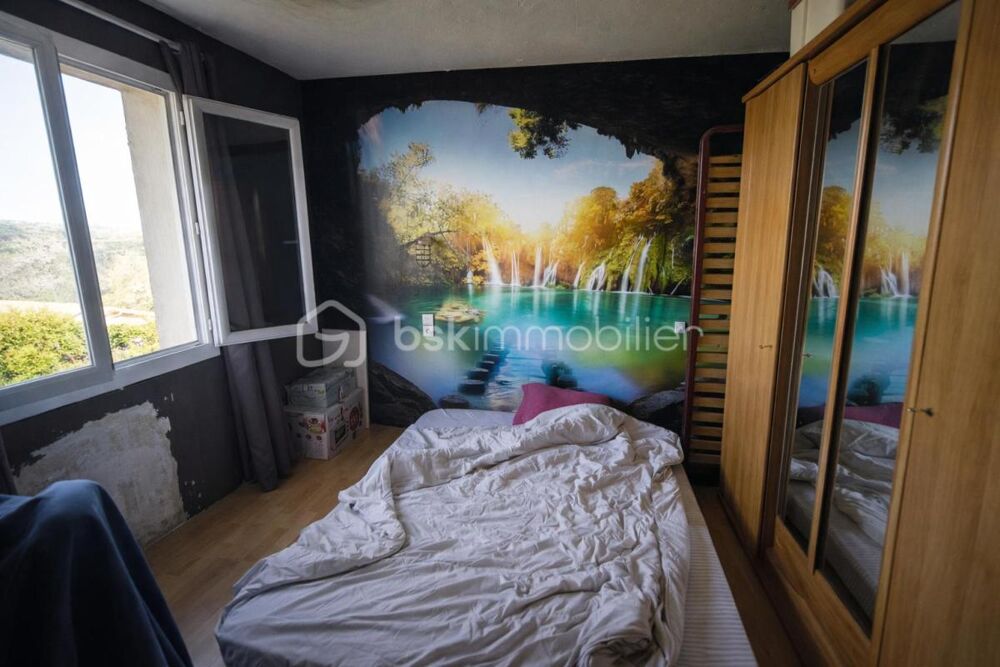 Maison à rénover avec sous-sol complet sur terrain clos de 806 m²
