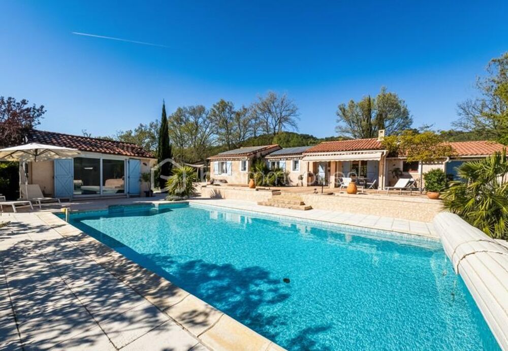 Maison familiale de plain-pied, piscine et terrain plat 2 400 m² clôturé