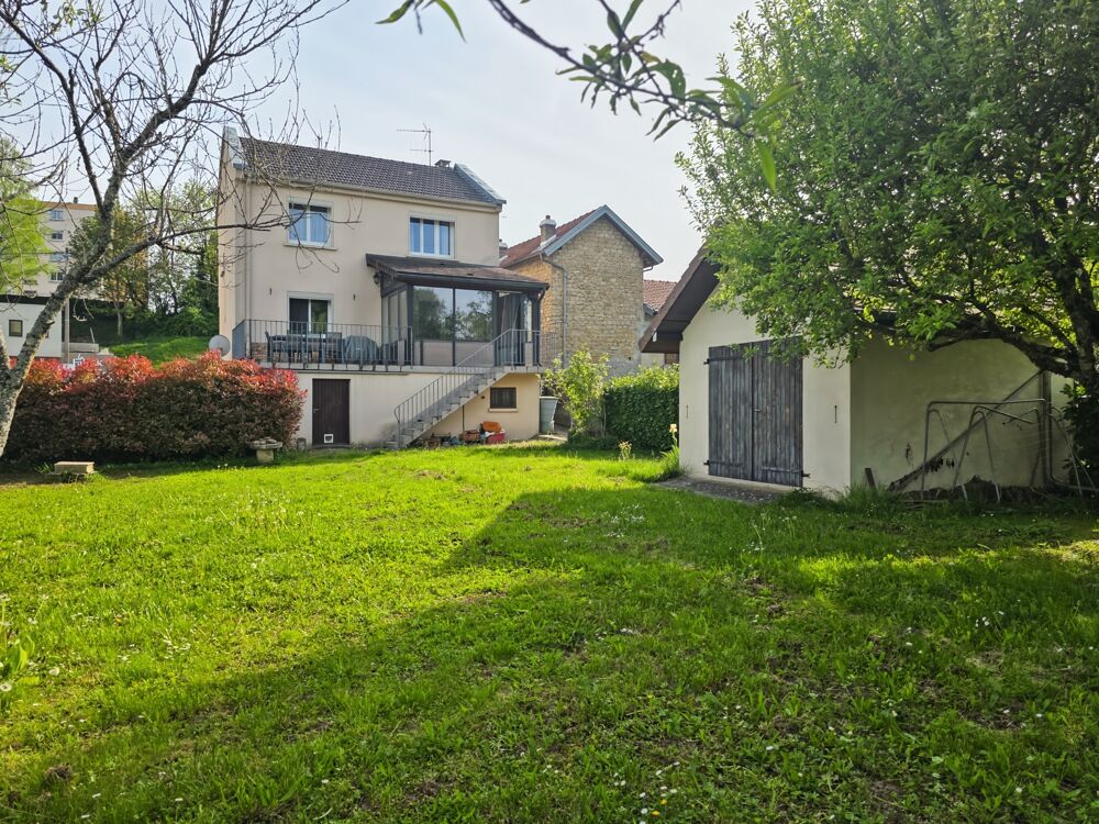 MONTMOROT  Maison indépendante 3 chambres avec jardin, sous-sol complet, 2 garages et dépendance