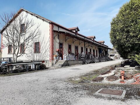 4 200 m&sup2; de b&acirc;timents sur plus de 11 600 m2 de terrain. PROVINS(77) 1300000 77160 Provins