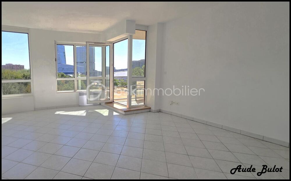 Lille  Quartier Euralille / Parc Matisse  Appartement T3 de 61 m² avec balcon, et vue dégagée