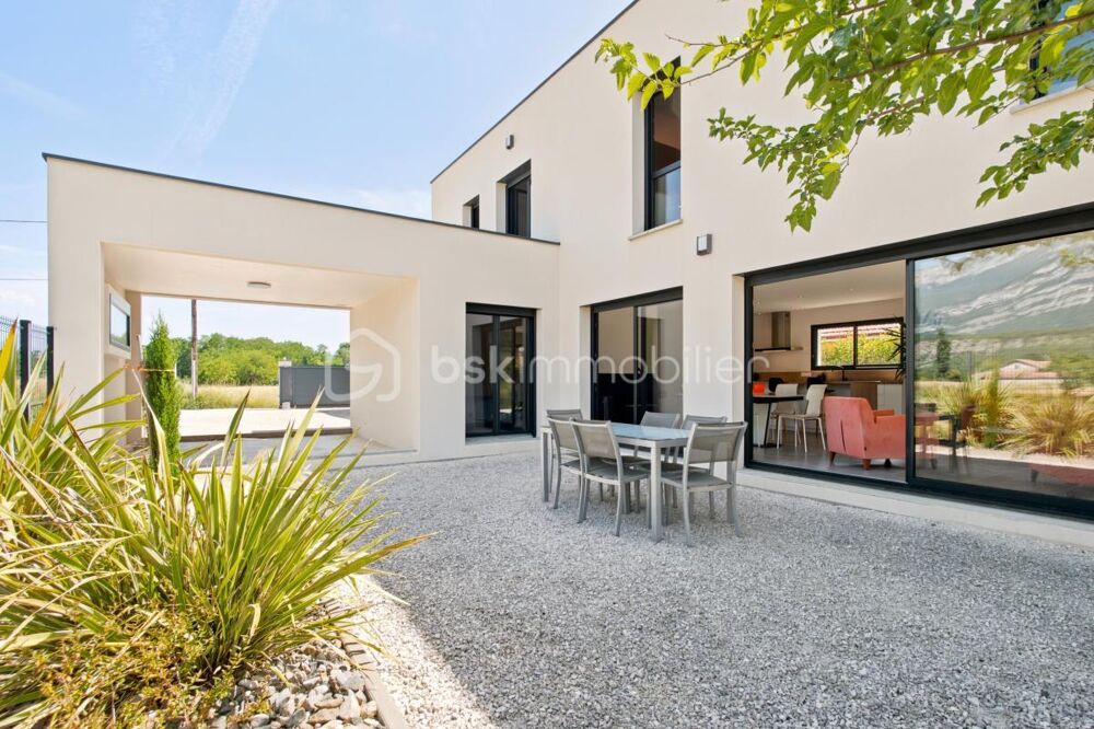 Maison contemporaine dans un cadre idylique