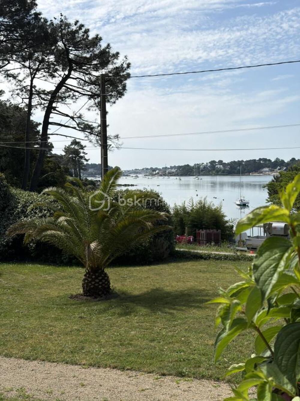 Vue sur la rivière de Crach et le Pont de Kerisper  Élégante néo-bretonne de 211 m² sur un terrain clos de 1 850 m²