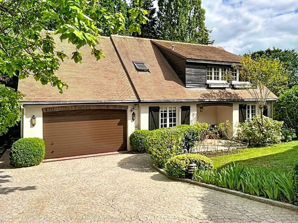 Maison familiale de 5 chambres, beaux espaces de réception sur jardin paysagé