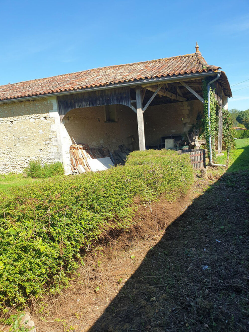 Maison et dépendances proche de BAIGNES SAINTE RADEGONDE (16)