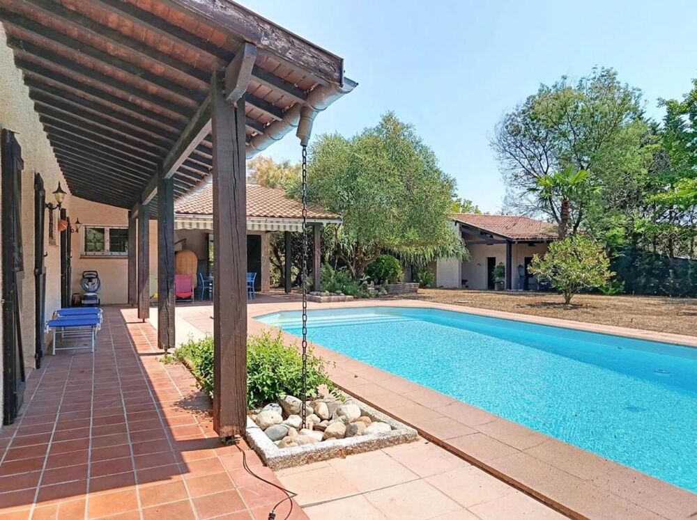 Grande maison familiale avec piscine et dépendance