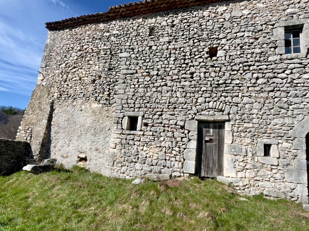 Vente Propriété/Château À VENDRE – Château à rénover sur domaine de 67 hectares Lagarde d apt