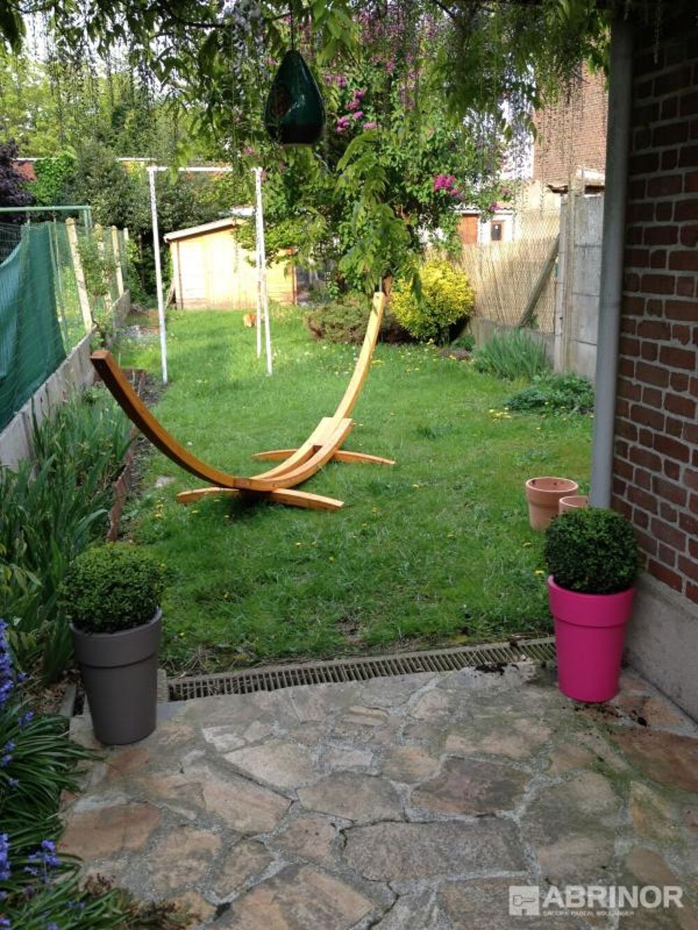 T2 PROCHE GARE ET CHR EN RDC, AVEC UN BEAU JARDIN
