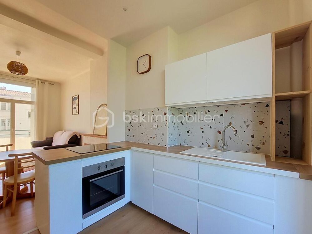Appartement rénové avec balcons, vendu meublé