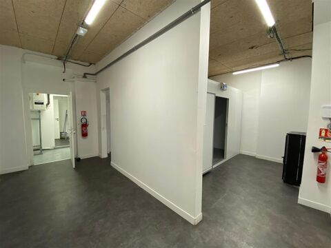   A louer, rue trs commerante, en location pure un local commercial de 104m dont 76m en rdc 