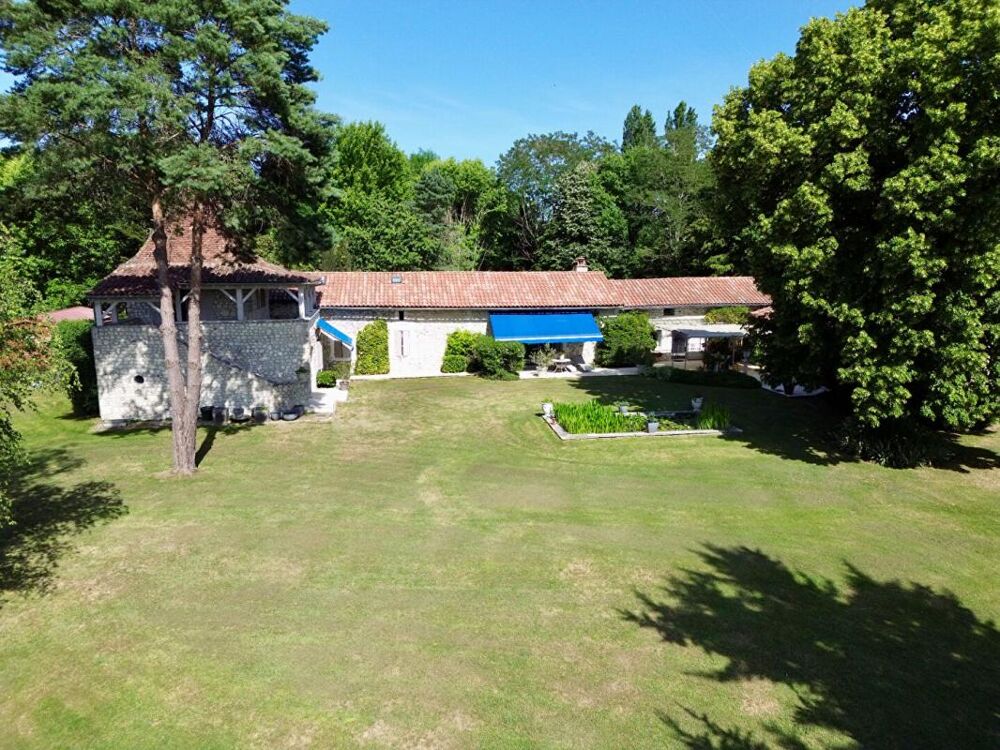 Propriété d'Exception au coeur du Périgord : Un héritage du XIVe siècle sublimé par la modernité, 270 m² habitables, 7ha de terr