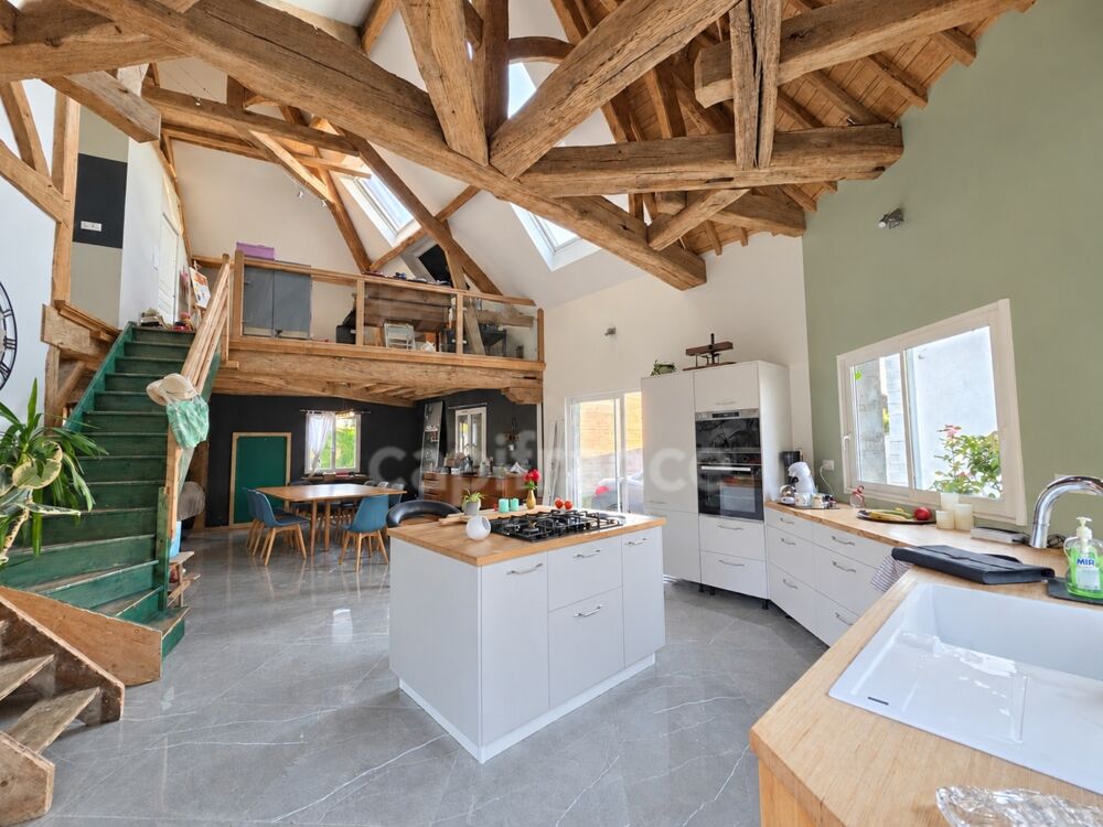 Vente Maison Maison à vendre 5 pièces CHAMPLOST (89), 3 chambres, jardin 880 M2, Charpente d'exception, DPE C Champlost