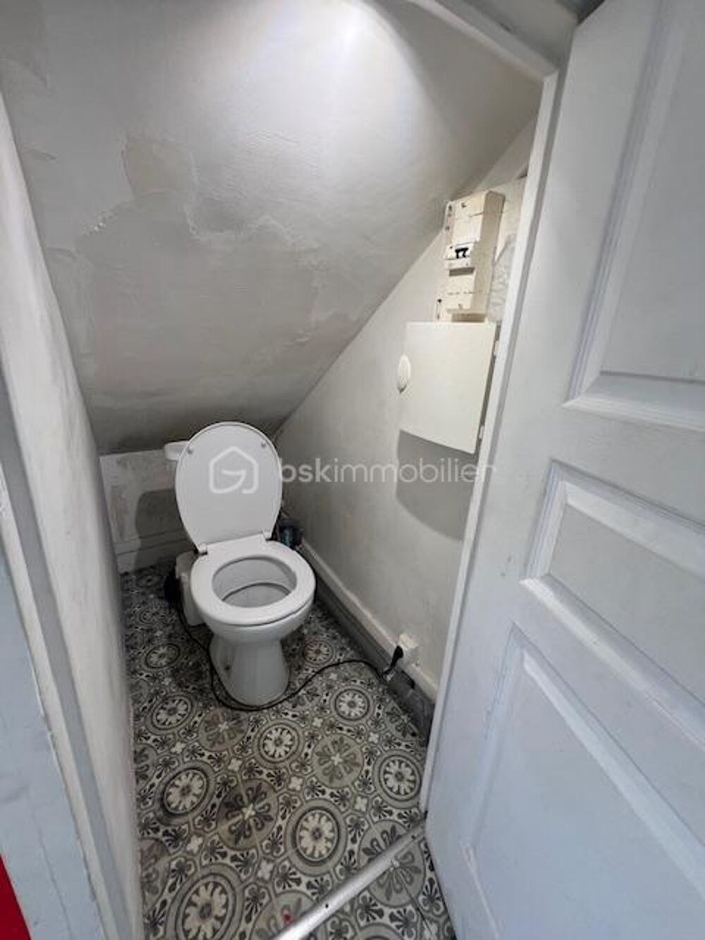 Rare sur le secteur !! une chambre mansardée au dernier étage d'un immeuble à 2min à pied de la gare du Raincy