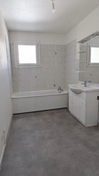  Appartement à louer 3 pièces 65 m²