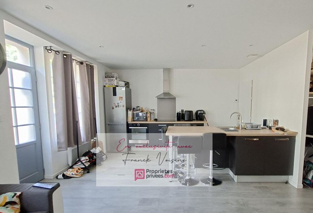 A VENDRE en Exclusivité à Pouzauges, Maison de centre-ville entièrement rénovée avec 1 chambre et 1 bureau
