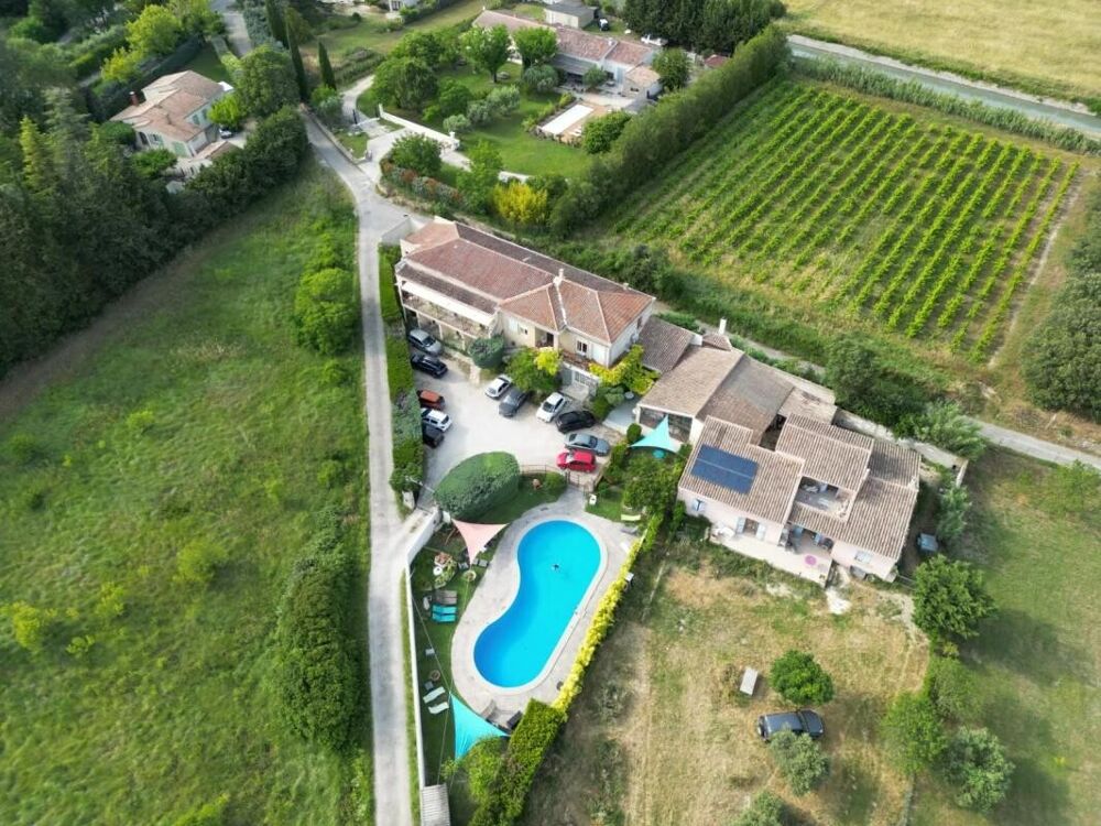 Murs et fond d'un hôtel de 15 chambres à Saumane de Vaucluse