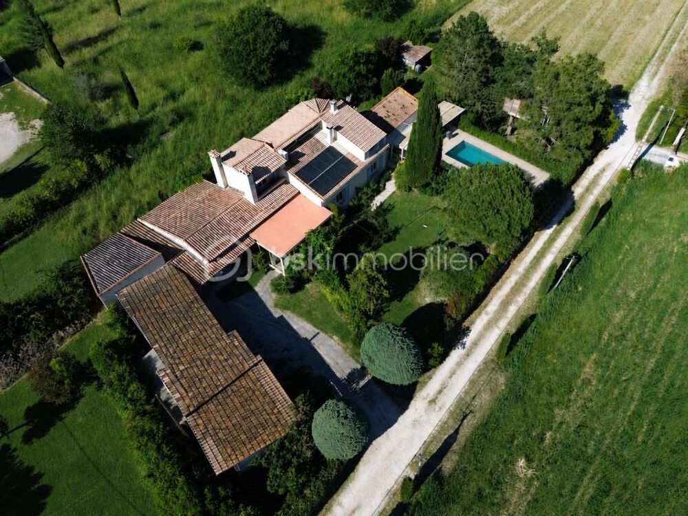 Vente Villa Maison familiale 217 m² avec piscine à Bédarrides, entre Avignon et Carpentras Bedarrides