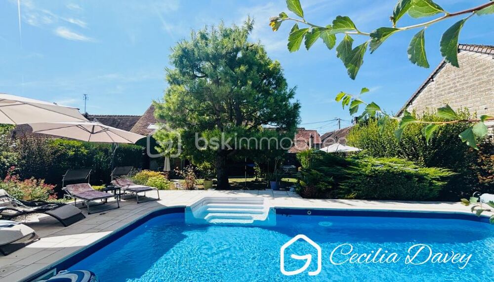 *** Véritable havre de paix pour cette magnifique Maison de caractère avec son beau jardin arboré et sa piscine sans aucun vis-à