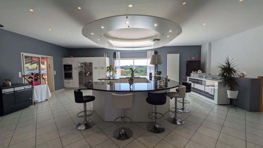 Maison de 350m² avec piscine et dépendances sur 2ha