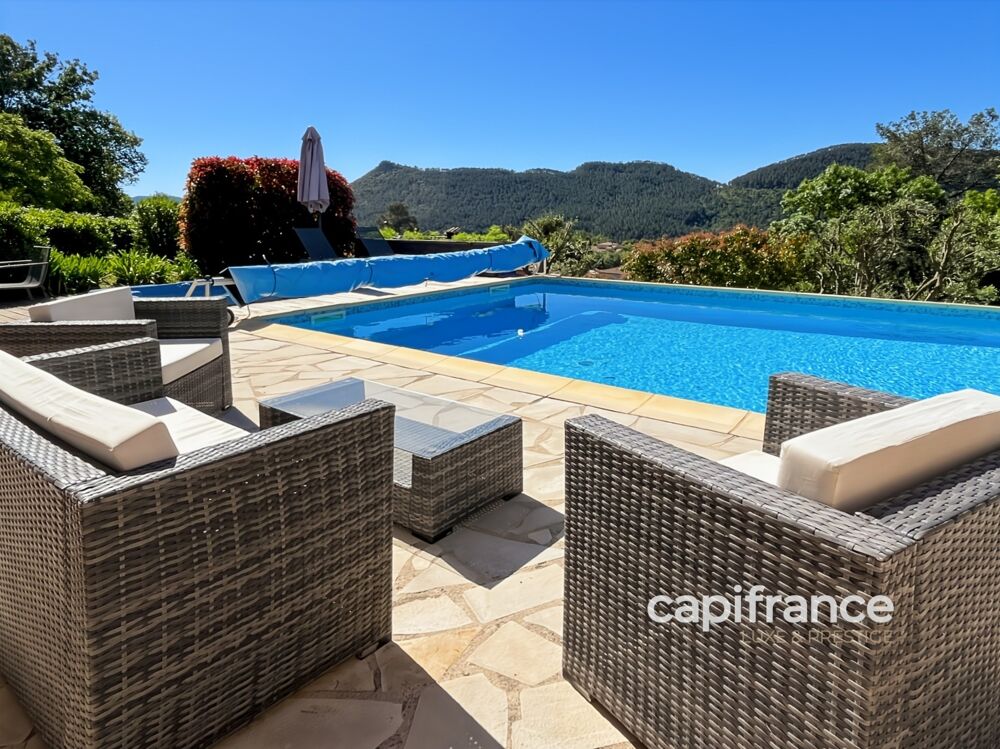 Villa avec piscine - 6 pièces - BAGNOLS EN FORET (83)