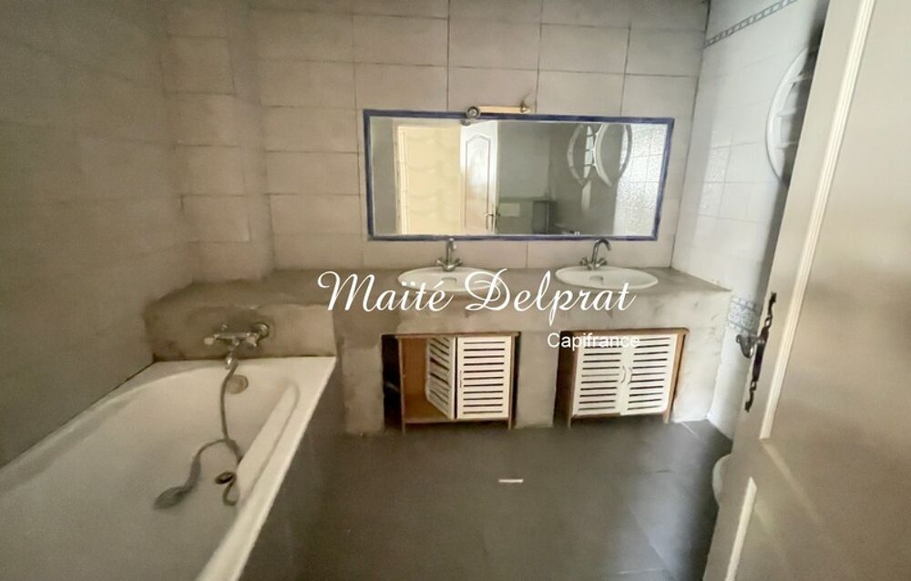 Maison de village rénovée avec terrasses et stationnement  Beaucaire centre