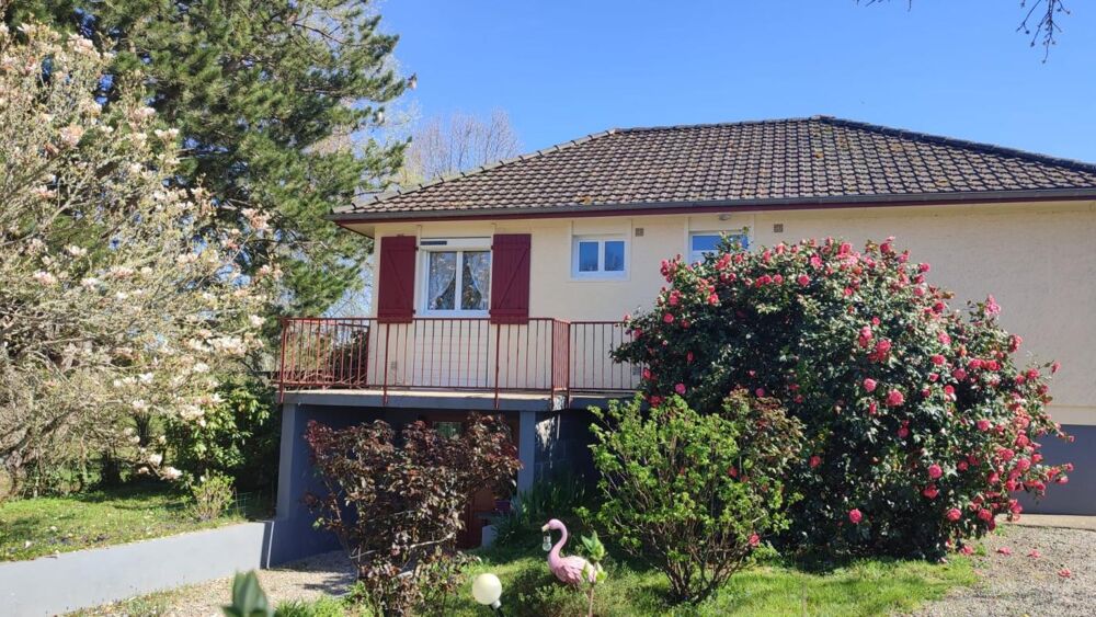 Maison individuelle avec beau terrain plat à Soursac